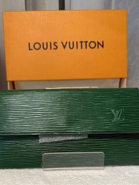 Louis Vuitton “RARE” Vivid Deep Green Epi Leather Long Sarah Wallet